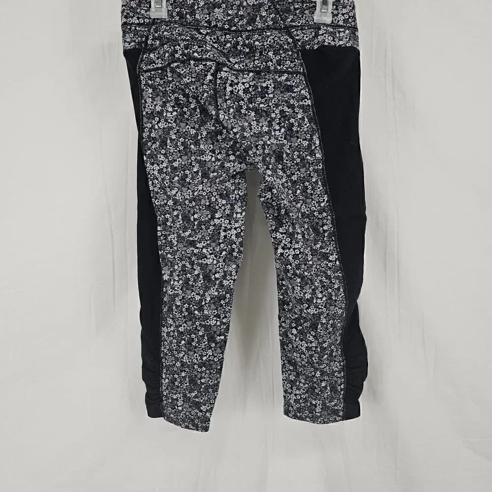 Athleta DITSY STRIPE BALANCE CAPRI Floral Black Women's Size Medium Athletic - Picture 5 of 6